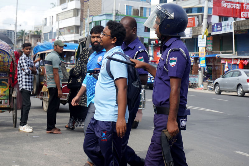 কুষ্টিয়া শহরের মোড়ে মোড়ে তল্লাশি করে শিক্ষার্থীদের আটক করে পুলিশ। সোমবার বিকেলে শহরের চৌড়হাস মোড়ে